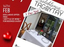 Salablanca Brand New Jacuzzi Heated Pool PS5 VR Cinema Fully AC Indoors Smart TVs with Netflix Disney Plus Large Balcony