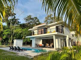 salo's beach house, caba&ntilde;a o casa de campo en Roat&aacute;n