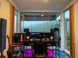SangeethLK Music Studio and Stay、Koslandaのホテル