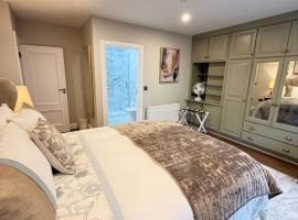 Luxury 4 bedroom Townhouse -Killarney Town Centre - Free Parking Wi-Fi- 4 Star Approved, hotel din Killarney
