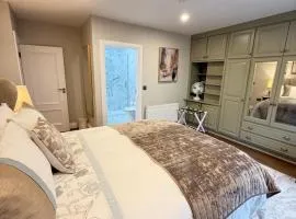 Luxury 4 Bedroom Home -Killarney Town Centre 5 minute walk- Free Parking Wi-Fi