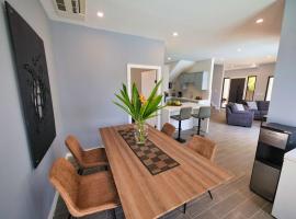 SALO'S BEACH house, Hotel in Coxen Hole