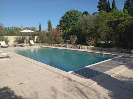 Résidence de vacances avec piscine – hotel w mieście Aiguèze