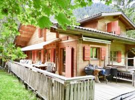 Exclusive Charming 4 Bedroom Chalet near Gstaad, Hotel in Lauenen