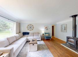 Rustic Kirtland Farmhouse Retreat, Hotel in Kirtland