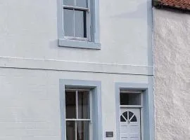 Sea Whisper- lovely home in charming village