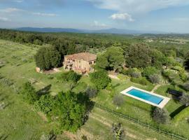 Tuscan Farmhouses at Castello del Calcione Estate, Hotel in Lucignano