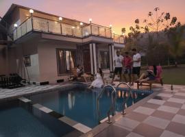 Govardhan Green Farm, hotel em Pālsai