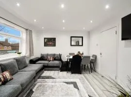 Belvedere 4 Bedroom Home Private Parking x2 Close to Station I Work Station