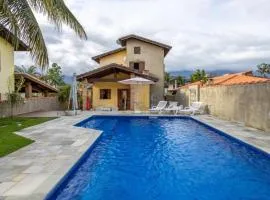 Casa ampla com jardim no Condomínio Morada da Praia