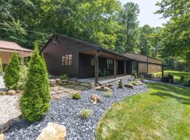 Secluded Cabin w/ Hot tub near French Lick, IN, hotel 