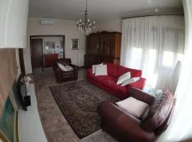 Appartamento al primo piano in villetta con giardino