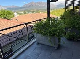 Balcony mountain views free fibre-wifi aircon and parking