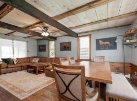 Cozy NH Retreat l HOT TUB 25min to Loon, Hotel in Campton