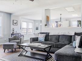 The Cozy Charcoal Cottage - with Garage - Family Friendly, hotel i Brownsburg