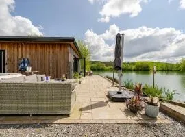 Luxury Lakeside Lodge with Hot Tub in Ratlinghope