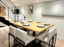 Vibrant 4BR I 2 Bath I Entire Home I Ctr Cheltenham I Short and Long term Stays I Relocations