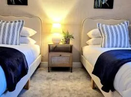 The Mitre, Cheltenham, Stylish, Sleeps 8, Parking, Central