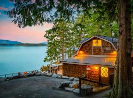 Friday Harbor - Waterfront Hot Tub & Mountain Views, hotel u gradu Frajdej Harbor