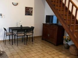 Les Bancs d'Autrefois, maison climatisée avec WIFI au centre de Ruoms, hotel i Ruoms