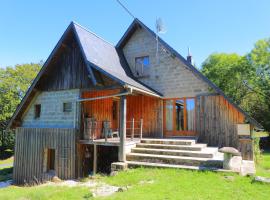 Gite de la grande maison, Hotel in Chastreix