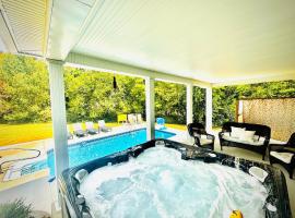Bourbon Trail Pool & Hot-Tub FUN-ZONE! Game Room! Pool Table! Golden Tee! Ping Pong! Luxurious and Spacious Master Bedroom! Fishing Offsite!, Hotel in Springfield