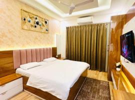 Noida and Greater noida stay, hotel amb banyeres d'hidromassatge a Greater Noida
