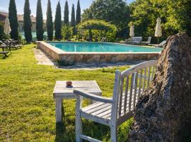 Il Borgo Del Lupo Relax Family Apartments in Tuscany with Restaurant & Swimming Pool – hotel w mieście Sarteano