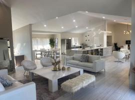 Ranch Style w firepit and big backyard TV Room, hotel a Loves Park