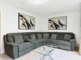 Haven - Spacious Luxury Home perfect for families, couples and contractors! 5mins to Xscape and Junction 32!