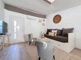 L'Espérance - Gîte Sauveur - Terrasse et parking privé: Communay şehrinde bir otel