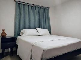 Habitación con baño privado y cama nueva doble en parque principal, hotel u gradu La Ceja