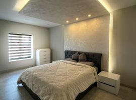 Bright Modern Apartment with Rooftop, hotel em Mqabba