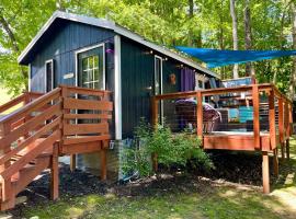 Hideaway at Vibrant Cabin! #Downtown #Sparta #River # LOVE, hótel í Sparta