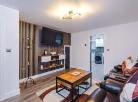 3BR Elegant House in Leeds Sleeps 6 Parking