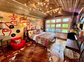 Snuggle up in Artist Cabin! #Downtown #Sparta #RIVER #LOVE, hótel í Sparta