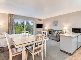 Downtown Riverfront Condo Best location in Bend, hotel em Bend