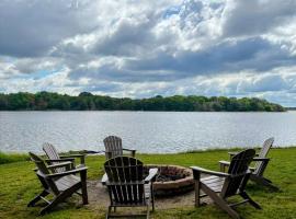 Hot Tub, Lake Views, Game Room, Kayaks, Cozy Vibes – hotel w mieście Bonham