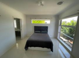 Master's bedroom in Mount Duneed, hotel sa Mount Duneed