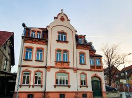 Premium Gruppen-Apartments in Gründerzeit-Villa mit Schlossblick und Parkplatz 16 Gäste, хотел в Вернигерод