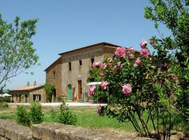 Romantic Farmhouse with Pool, hotel din Sorano