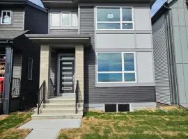 3 Bedroom Modern Luxury House - Family Friendly, 3 Queen Beds, Free Wi-Fi, and Free Parking