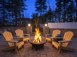 Luxury Villa- Hot Tub-King Bed Suite-Fenced Yard-Game Room-Fire Pit-Ski, hotel con spa en East Stroudsburg