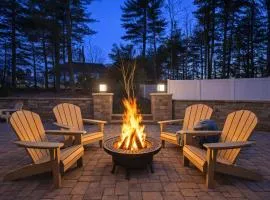 Luxury Villa- Hot Tub-King Bed Suite-Fenced Yard-Game Room-Fire Pit-Ski