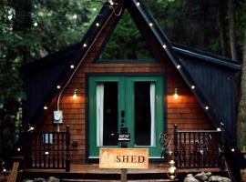 Romantic AFrame Cabin with Firepit, BBQ、Pocono Pinesのホテル