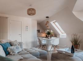 Stylish downtown loft and opposite park, hotel i Maldegem