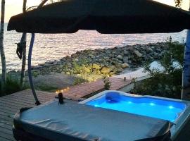 Mukava pieni 2-4h mökki min 2 vrk Saimaan rannalla, poreallas, puusauna, Wi-Fi, Smart TV, parivuode ja vuodesohva, hotel em Savonlinna