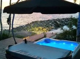 Mukava pieni 2-4h mökki min 2 vrk Saimaan rannalla, poreallas, puusauna, Wi-Fi, Smart TV, parivuode ja vuodesohva