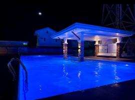 Beachside cozy House Staycation Panglao Bohol, hotel v mestu Dauis