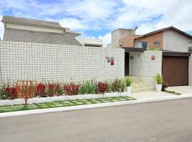 Casa completa com piscina, espaço gourmet e campo de futebol em Vilas do Atlântico, hotel i Lauro de Freitas